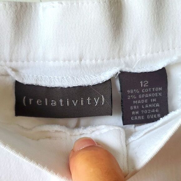 Relativity womans white capris, size 13 - Picture 2 of 3